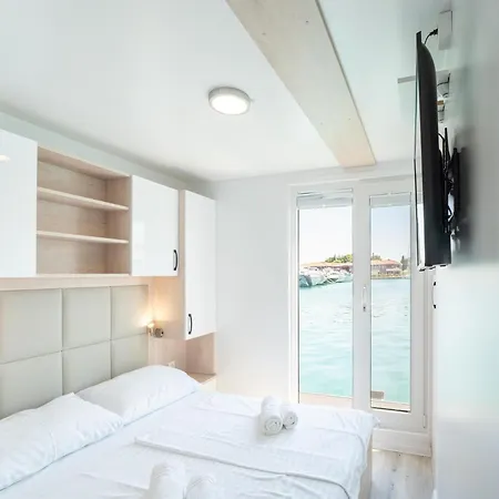 Rooftop Houseboat With Sea Panorama 3*